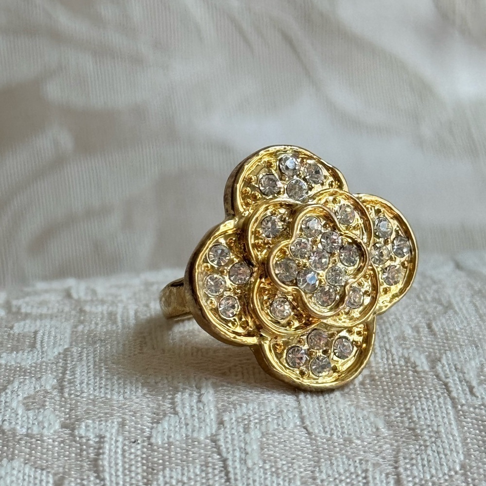 491.‎ Triple Flower Crystal Cluster Ring Size 6